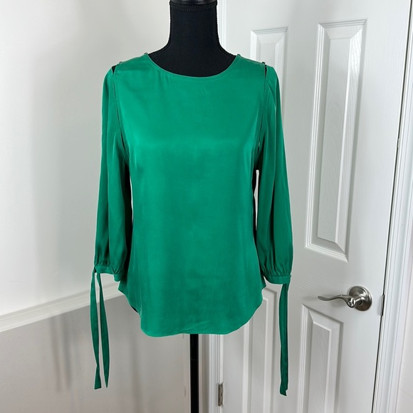 Elie TahariGreen silk blouse with keyhole shoulders and sleeve ties